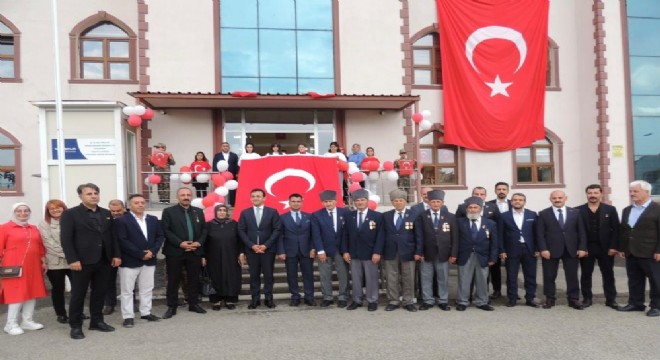 Çocuklar demokrasi nöbeti tuttu